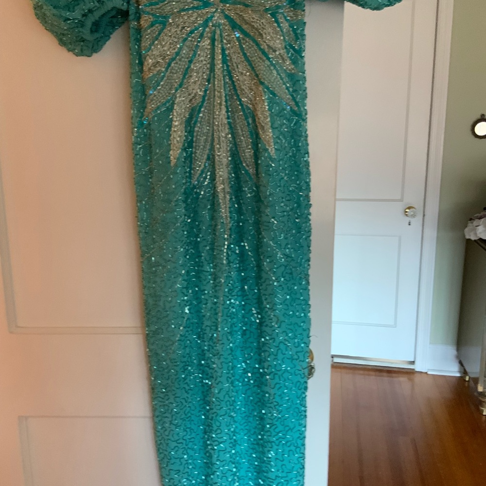 EVENING GOWN. WORN TWICE. SIZE S. HAND BEADED - Picture 3 of 4
